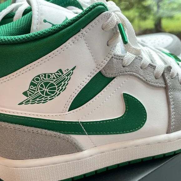 Air Jordan 1Mid SE